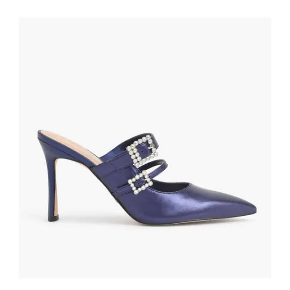 How to dress feminine and classy in winter