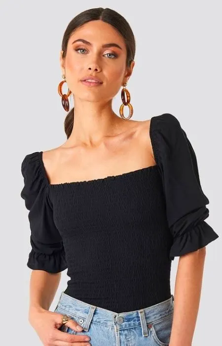 How to dress if you have a big head - wear puff sleeve and oversize