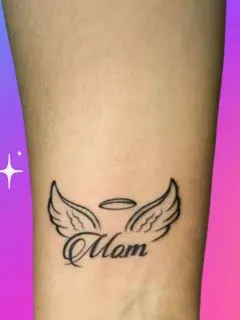 Mom tattoos on wrist
