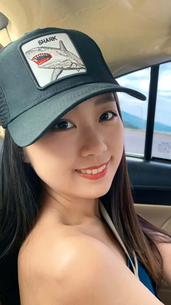 what to wear with baseball cap