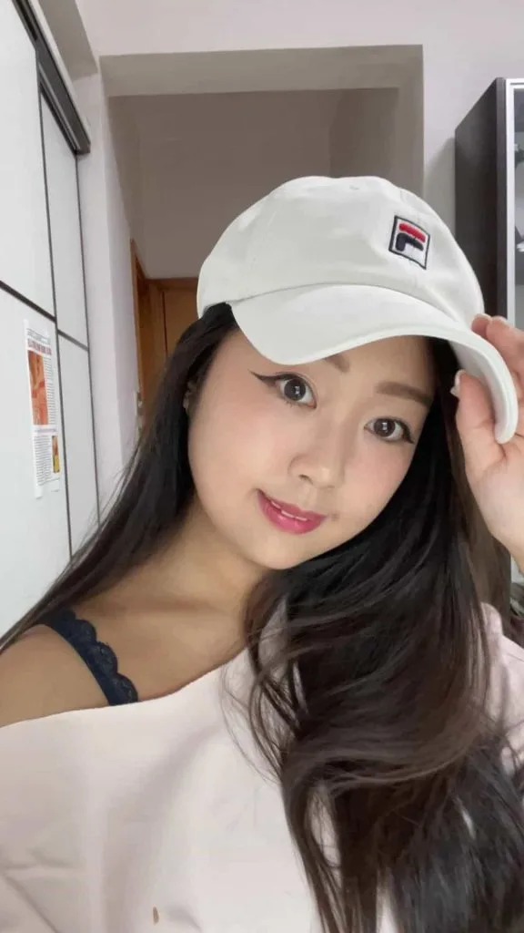 what to wear with baseball cap